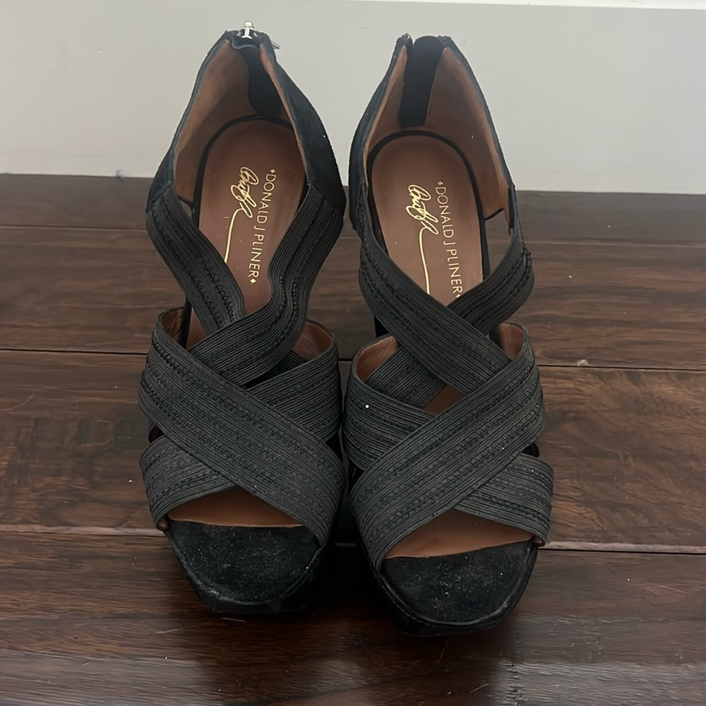Brand New never worn Donald Pliner wedges